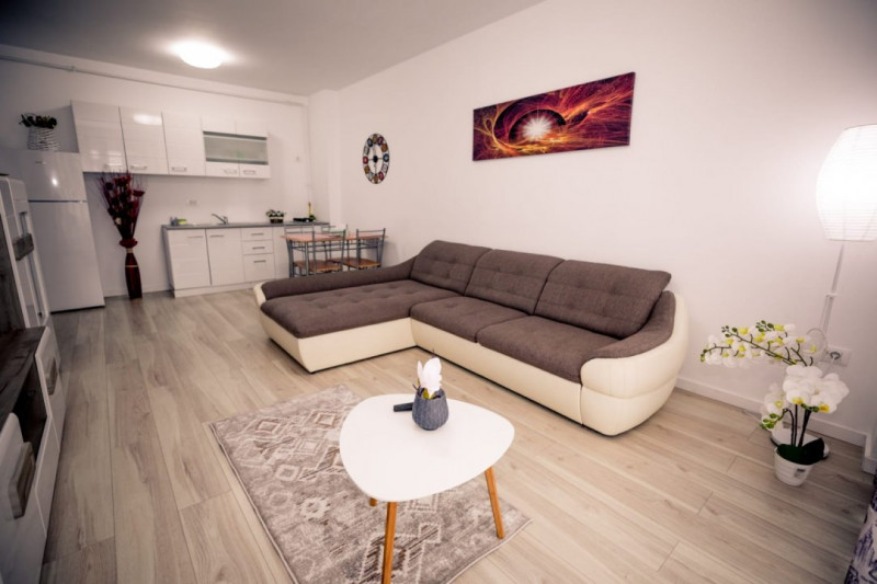 Vânzare apartament 3 camere vedere mare decorat cu rafinament 