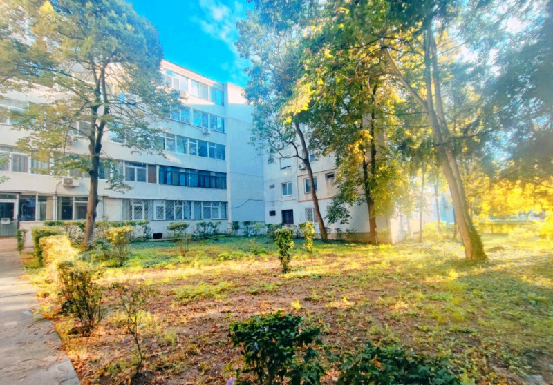 vânzare Apartament 3 camere Ultracentral zona foarte liniștită 