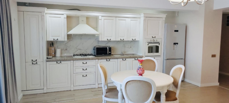 De închiriat – Apartament 3 camere, 102 mp, zona Capitol