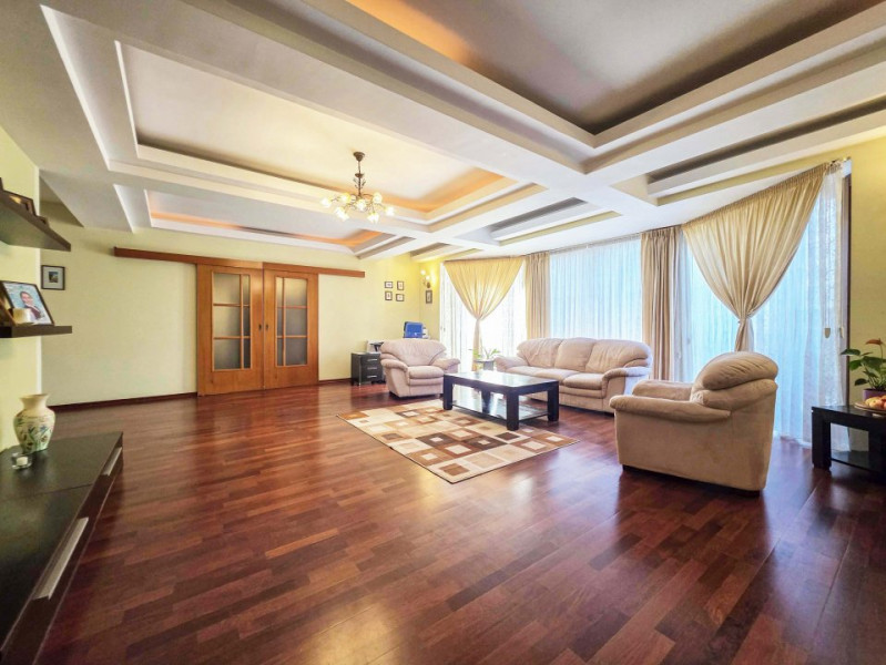 Vila de vanzare P+E cu 4 dormitoare - zona Inel 2 - spatioasa si eleganta.