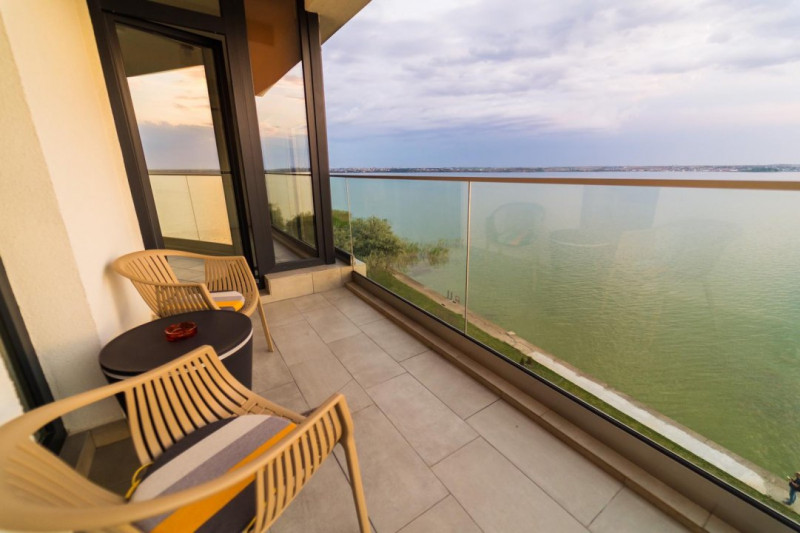 ✨ Garsonieră modernă de închiriat – Mamaia, zona Butoaie, vedere frontală la lac