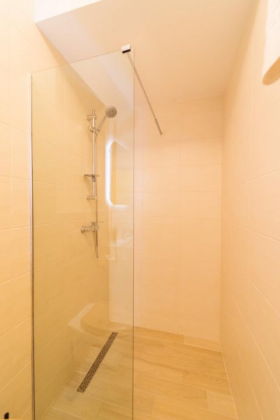 ✨ Garsonieră modernă de închiriat – Mamaia, zona Butoaie, vedere frontală la lac