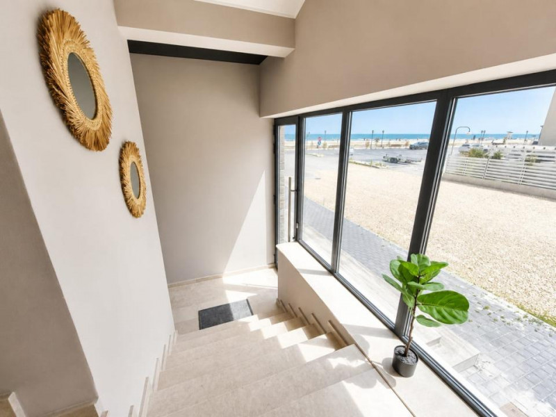 Inchiriere Apartamente cu vedere frontală la mare prima linie la plajă