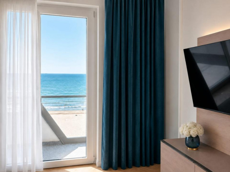 Inchiriere Apartamente cu vedere frontală la mare prima linie la plajă