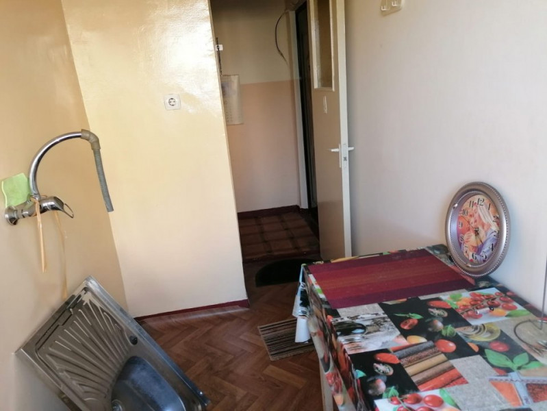 Apartament fara modernizari etaj intermediar Boema zona linistita