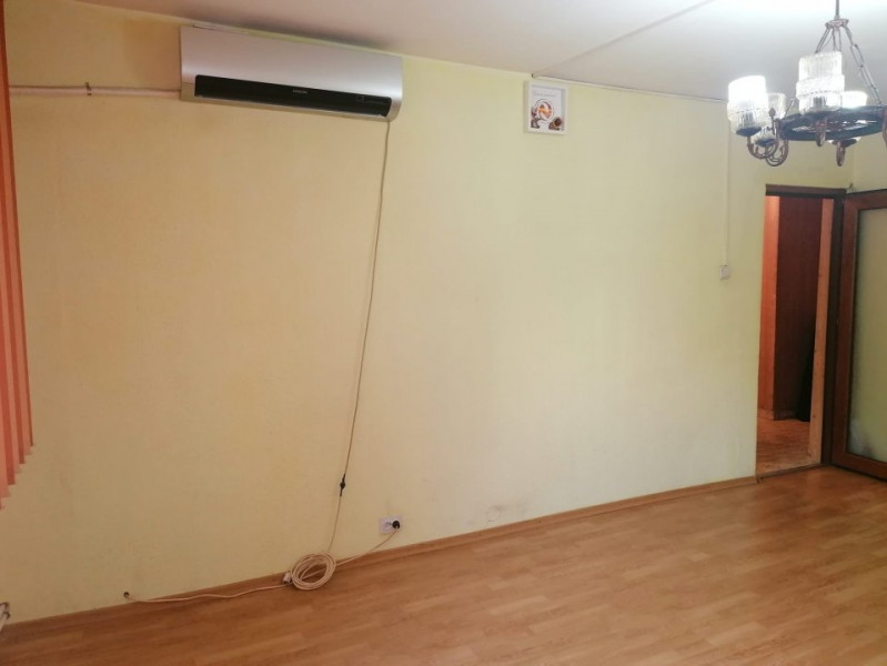 Apartament decomandat etaj 1 din 4 Far zona linistita cu gaze