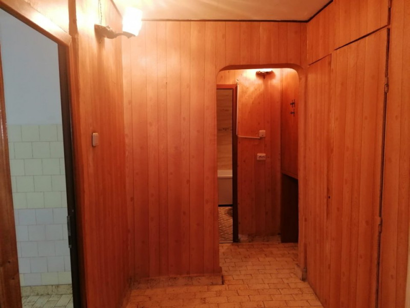 Apartament decomandat etaj 1 din 4 Far zona linistita cu gaze