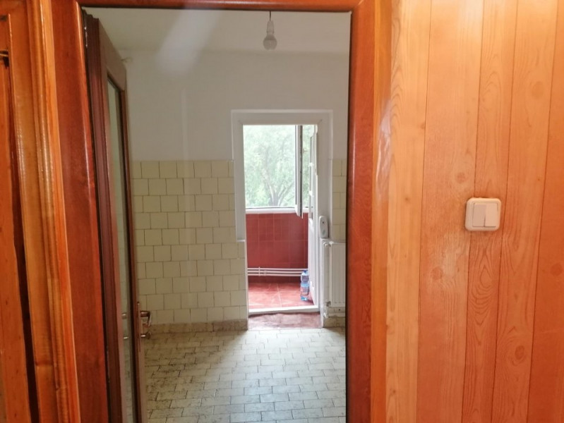 Apartament decomandat etaj 1 din 4 Far zona linistita cu gaze