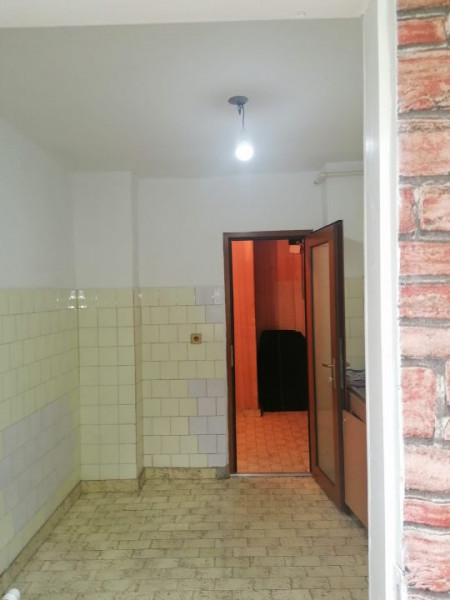 Apartament decomandat etaj 1 din 4 Far zona linistita cu gaze