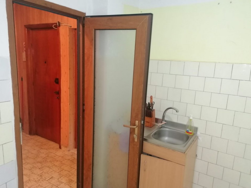 Apartament decomandat etaj 1 din 4 Far zona linistita cu gaze