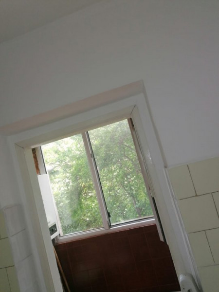 Apartament decomandat etaj 1 din 4 Far zona linistita cu gaze