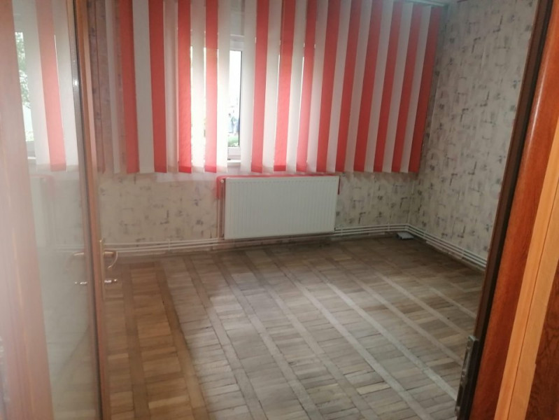 Apartament decomandat etaj 1 din 4 Far zona linistita cu gaze