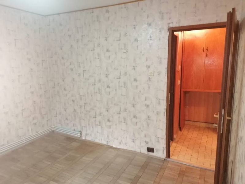 Apartament decomandat etaj 1 din 4 Far zona linistita cu gaze