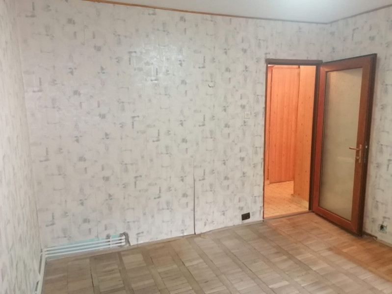 Apartament decomandat etaj 1 din 4 Far zona linistita cu gaze