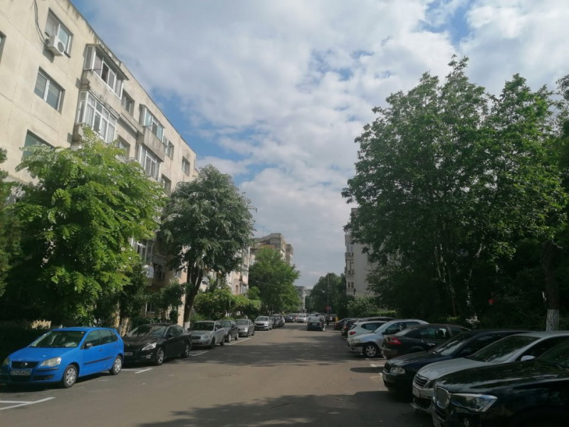 Apartament decomandat etaj 1 din 4 Far zona linistita cu gaze