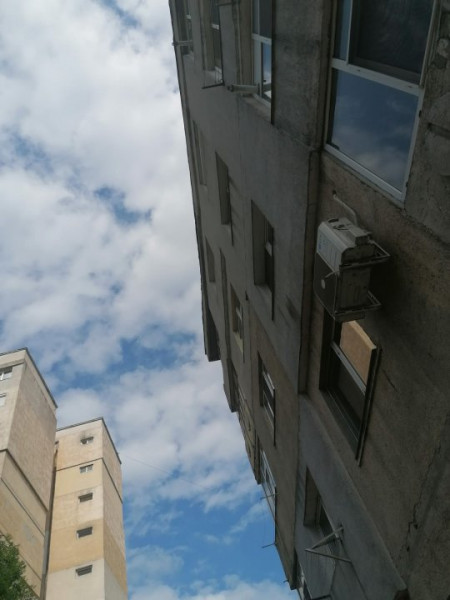 Apartament decomandat etaj 1 din 4 Far zona linistita cu gaze