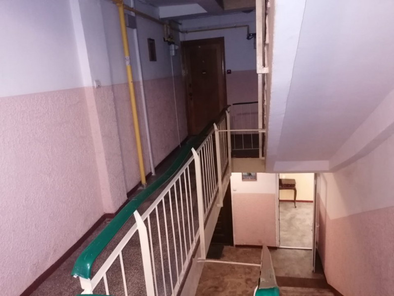 Apartament decomandat etaj 1 din 4 Far zona linistita cu gaze