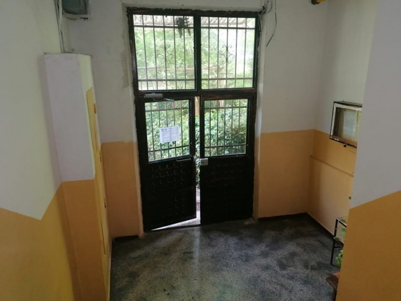 Apartament decomandat etaj 1 din 4 Far zona linistita cu gaze