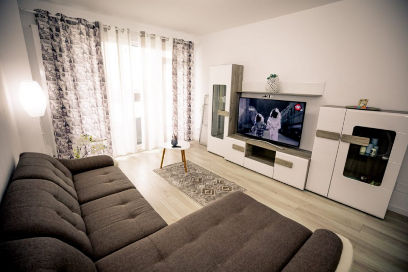 Apartament disponibil septembrie decorat cu rafinament Mamaia Nord 