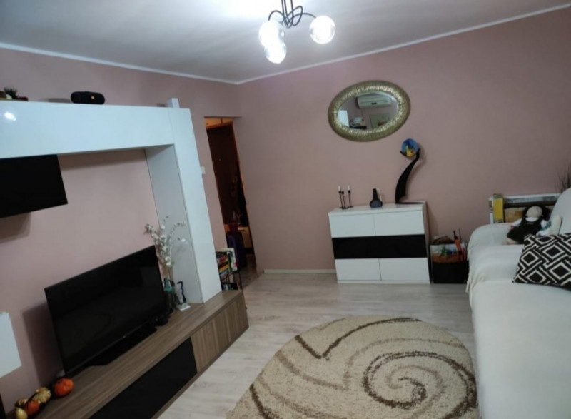 Apartament vânzare etaj 1 cu 3 camere si loc parcare
